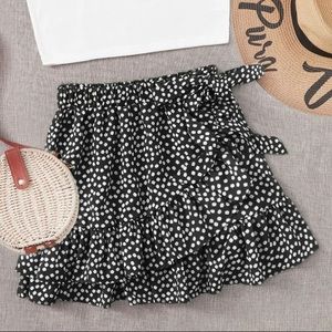 NWOT ROMWE Black Ditsy Floral Skirt